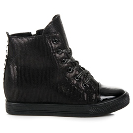 Zapatillas negras en una cuña negro