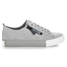 Zapatillas en la plataforma gris