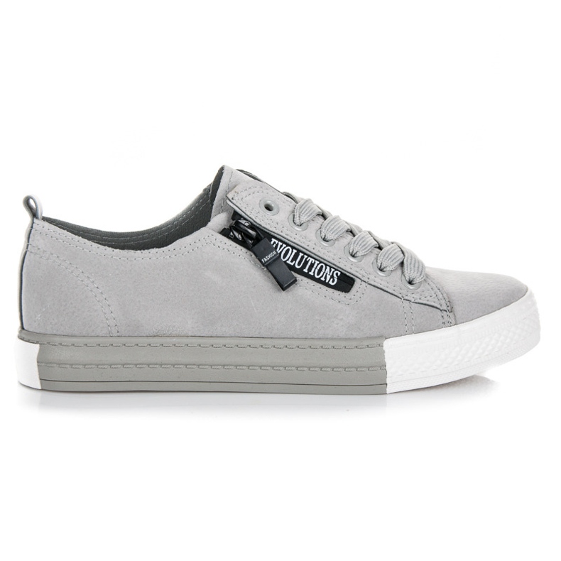 Zapatillas en la plataforma gris