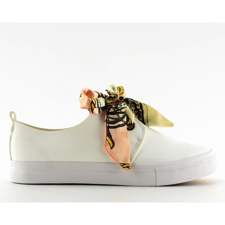 Zapatillas atadas con una cinta blanca blanco