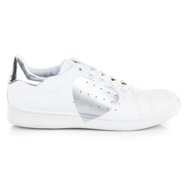 Zapatillas blancas con corazón. blanco