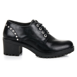 Seastar zapatos en un puesto negro