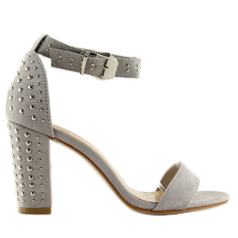 Sandalias con tacones anchos, grises y grises. Sandalias con tacones anchos, grises y grises.