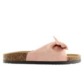 Zapatillas rosas en la suela de corcho.