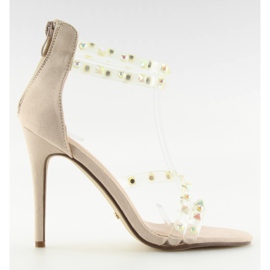 Sandalias beige con tiras de silicona.