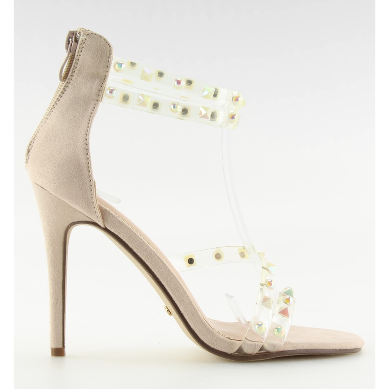 Sandalias beige con tiras de silicona.