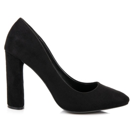 Zapatos de gamuza en el pilar negro