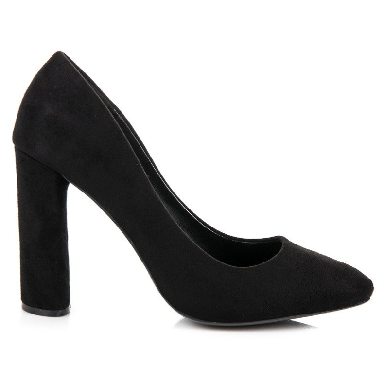 Zapatos de gamuza en el pilar negro