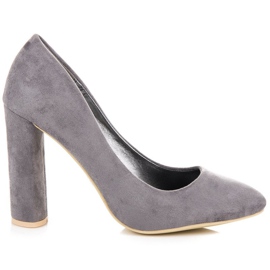 Zapatos de tacón de ante en un pilar gris