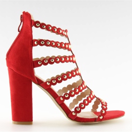 Sandalias rojas de tacón con tachuelas rojas rojo