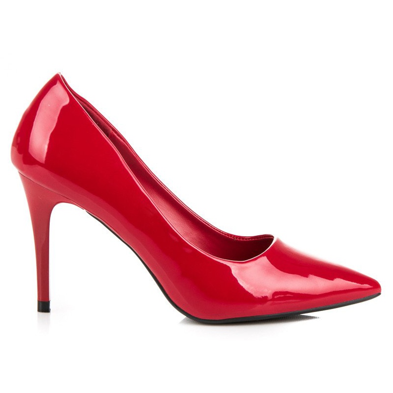 Bombas lacadas en un pasador rojo Bombas lacadas en un pasador rojo