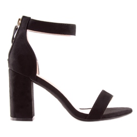 Sandalias negras sobre un tacón ancho negro Sandalias negras sobre un tacón ancho negro