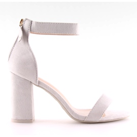 Sandalias gris gris sobre tacones anchos