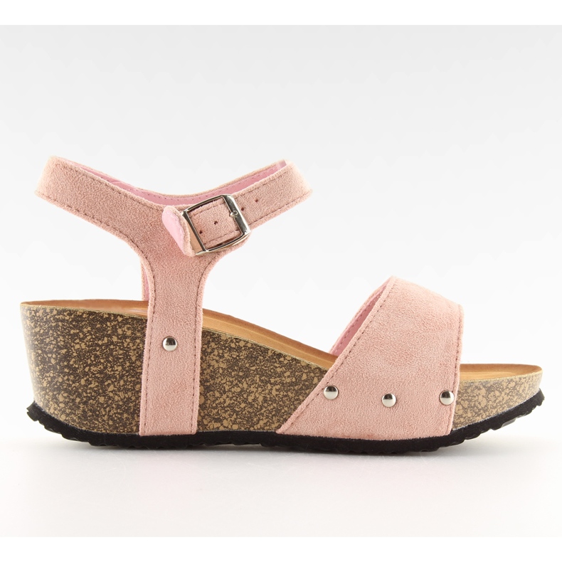 Sandalias rosas en la suela de corcho. rosado