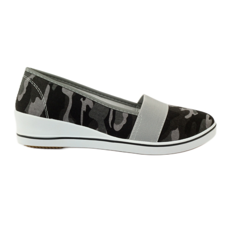 Tenis Mckey 182 con tacón de cuña verde Tenis Mckey 182 con tacón de cuña verde