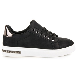 Zapatillas de deporte de moda en la plataforma. negro