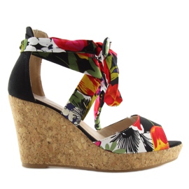 Sandalias negras en un tacón de cuña de corcho negro