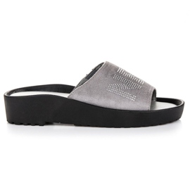 Babuchas vinceza ante gris