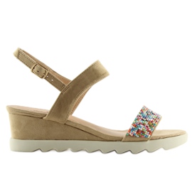 Sandalias beige topo en un tacón de cuña bajo