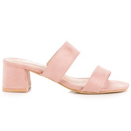 Renda Babuchas ante rosa