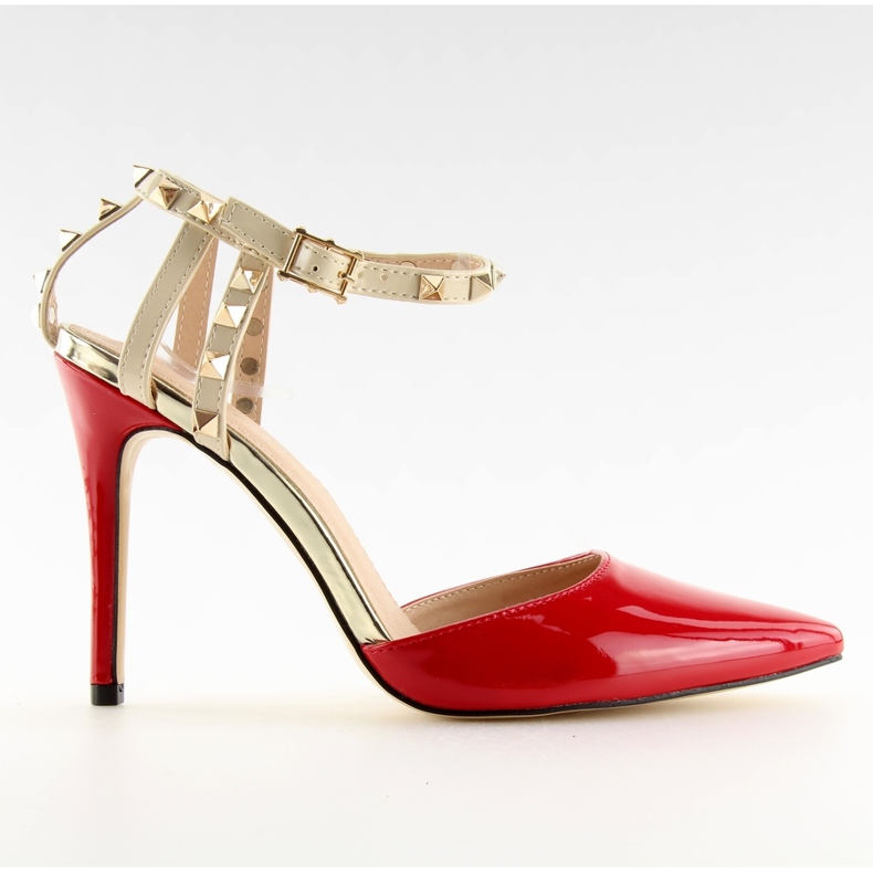 Bombas en un pasador con tachuelas rojas En rojo Bombas en un pasador con tachuelas rojas En rojo