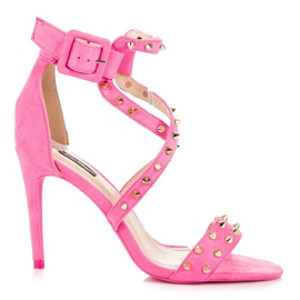 Sandalias rosadas en un tacón alto