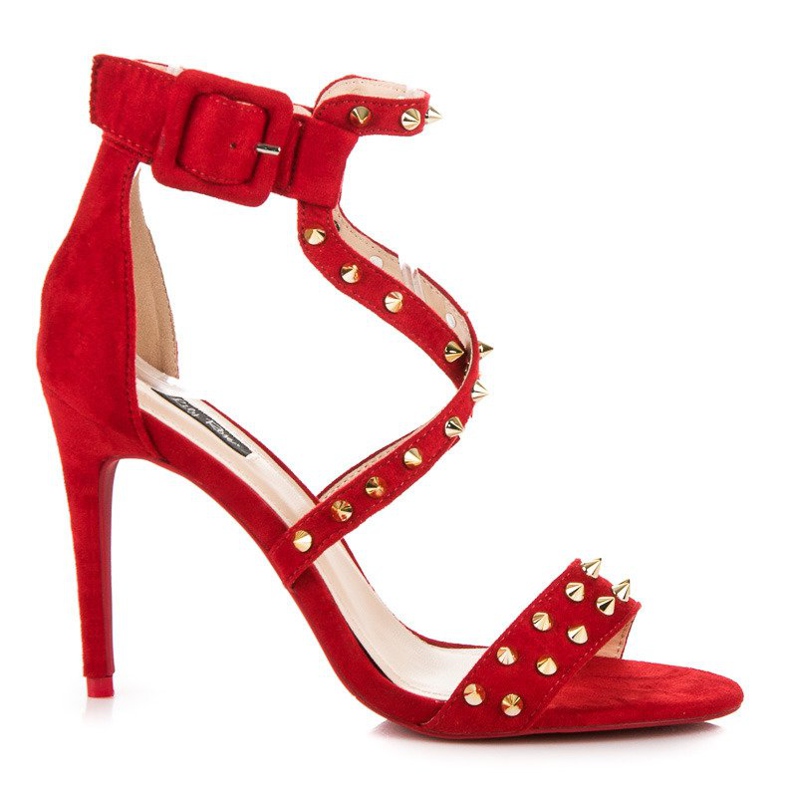 Sandalias rojas en un tacón alto rojo