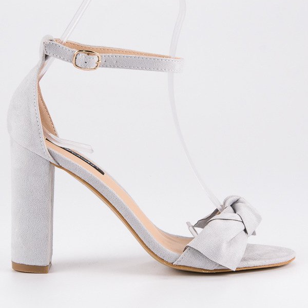 Sandalias de gamuza en un post gris