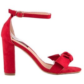 Sandalias de gamuza en un post rojo