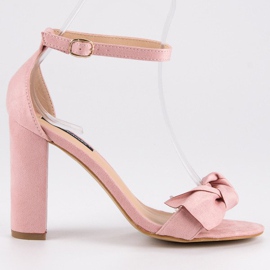 Sandalias de gamuza en un post rosado