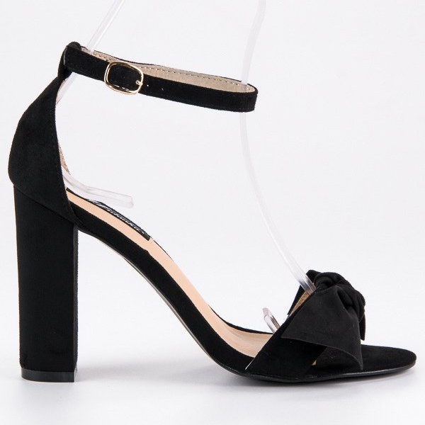 Sandalias de gamuza en un post negro Sandalias de gamuza en un post negro