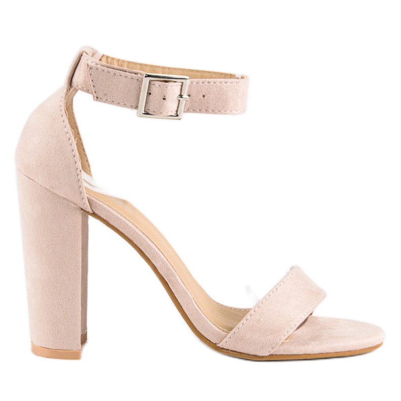 Sandalias clásicas en un bar beige