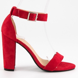 Sandalias clásicas en un bar rojo