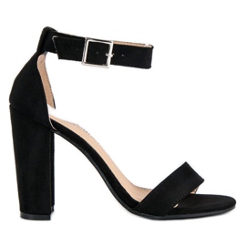 Sandalias clásicas en un bar negro