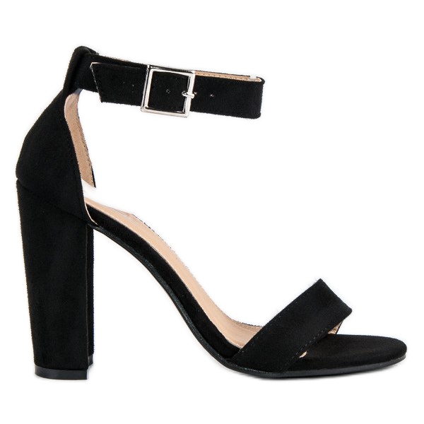 Sandalias clásicas en un bar negro