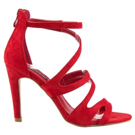 Sandalias de gamuza en un tacón alto rojo