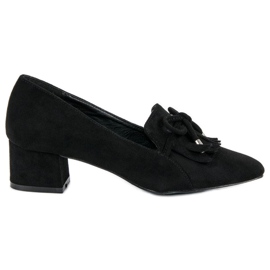 Mocasines en un poste negro