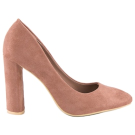 Zapatos de gamuza en el pilar rosado
