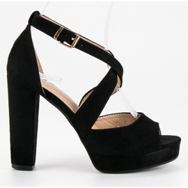 Sandalias en un poste alto negro