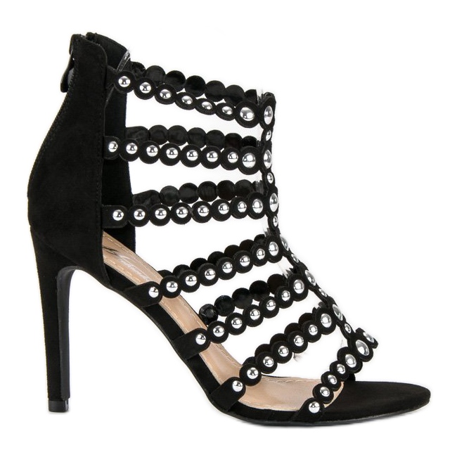 Sandalias negras en un tacón alto negro