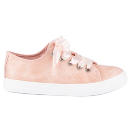 Zapatillas de deporte de moda con un enlace. rosa