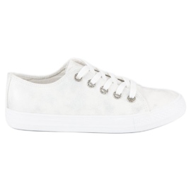 Zapatillas de deporte de moda con un enlace. blanco