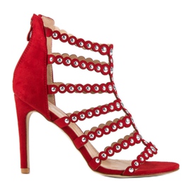 Sandalias rojas en un tacón alto rojo