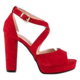 Sandalias en un poste alto rojo