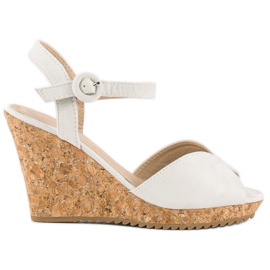 Sandalias en un tacón de cuña de corcho gris