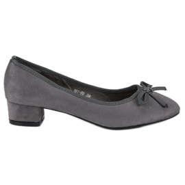 Bombas con tacones bajos gris