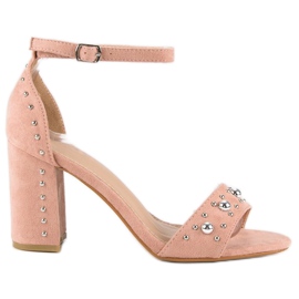 Sandalias cómodas en un puesto rosa