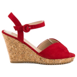 Sandalias en un tacón de cuña de corcho rojo