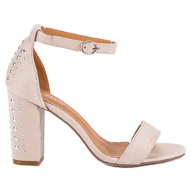 Bestelle Sandalias elegantes en un poste marrón