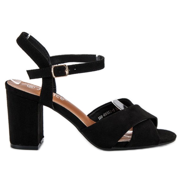 Sandalias cómodas en un puesto negro